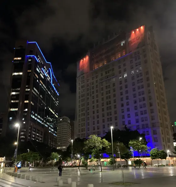 Prédios iluminados no centro do Rio de Janeiro, à noite